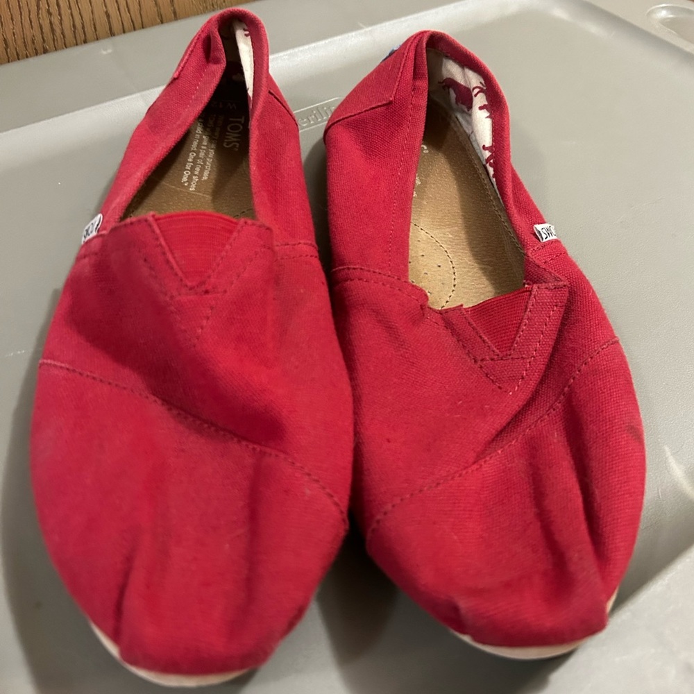 Size 12W Red Toms shoes